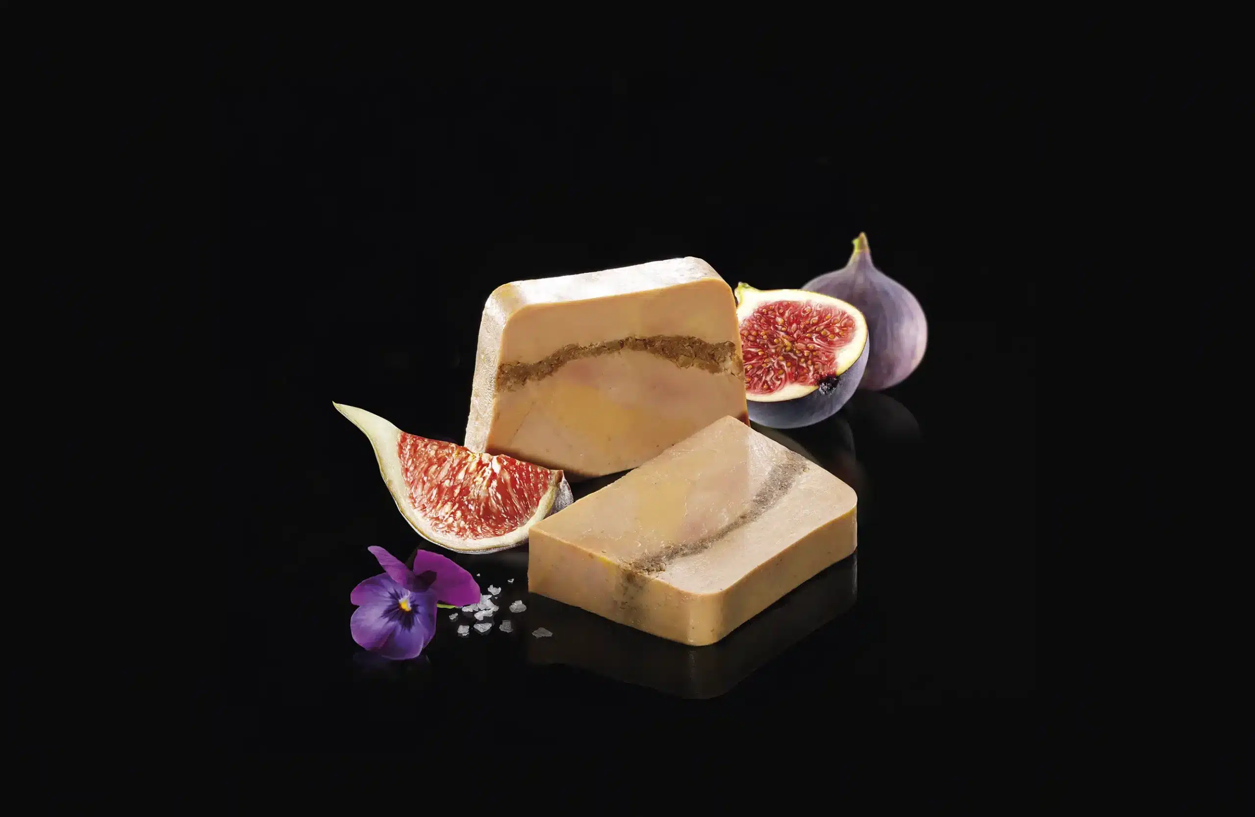 Foie gras de canard tranché avec figues confites et décor élégant
